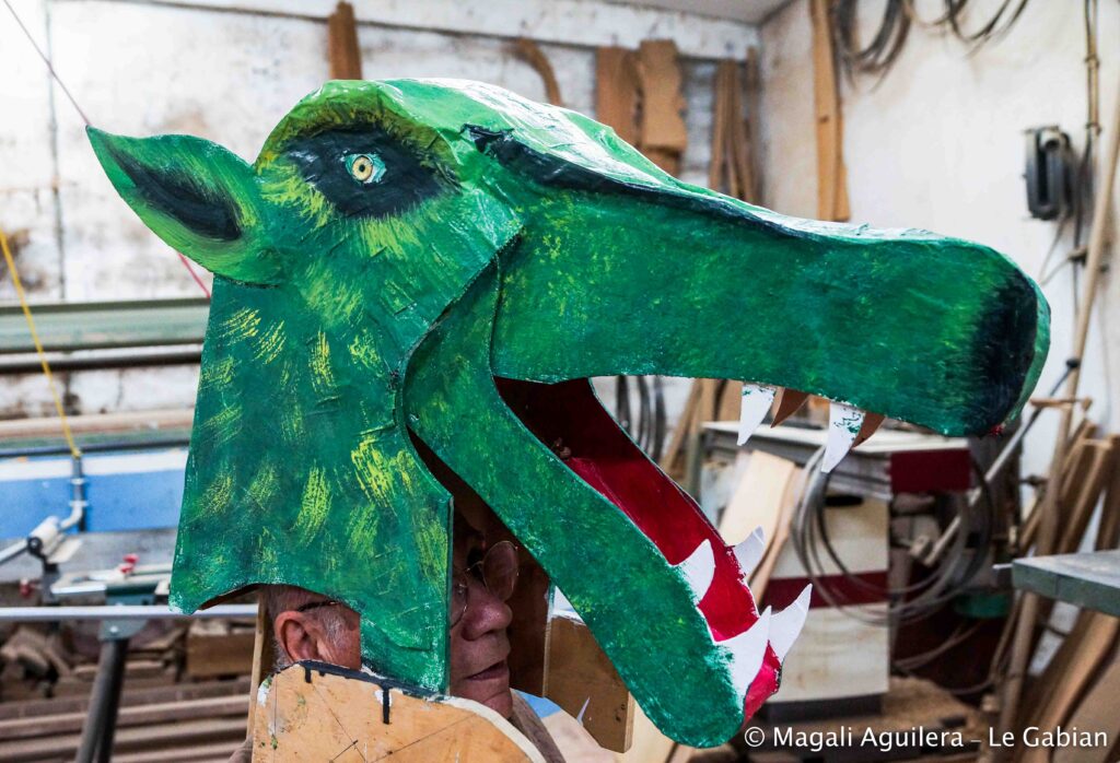Mais qu’est-ce qu’il se prépare ? 1 décor tête de serpent bouche ouverte pour spectacle