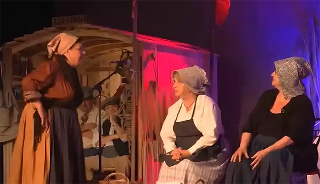 Scène du spectacle « La Camargue du Marques » à Port‑Saint‑Louis‑du‑Rhône, montrant les acteurs reconstituant la naissance de la ville en 2012.