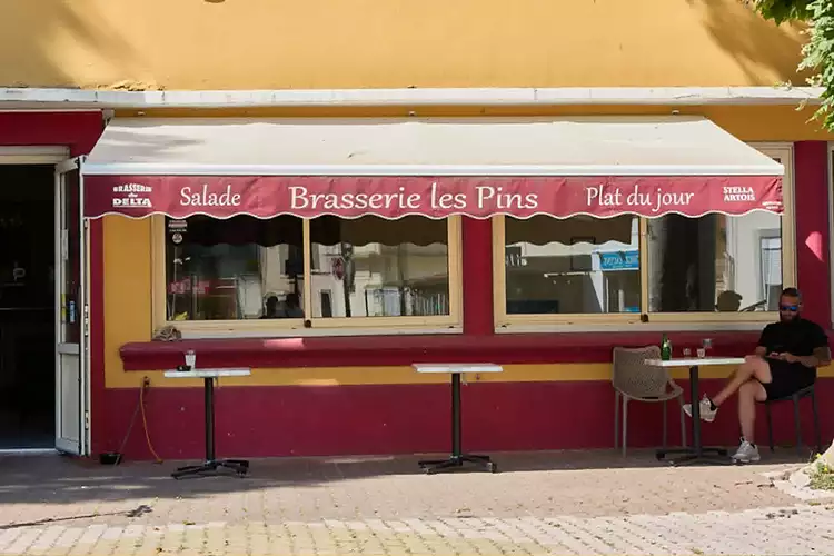 Le Café des Pins à Port-Saint-Louis-du-Rhône : une nouvelle dynamique portée par Anthony et Sarah 2 brasserie des pins port saint louis du rhone 1 copie