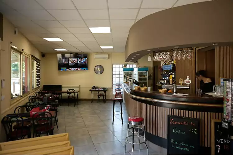 Le Café des Pins à Port-Saint-Louis-du-Rhône : une nouvelle dynamique portée par Anthony et Sarah 3 brasserie des pins port saint louis du rhone 2 copie
