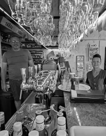 Le Bistrot de la Tour à Port Saint Louis du Rhône : restaurant, bar et tabac face à la tour