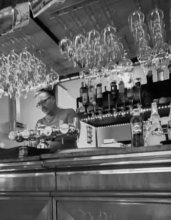 Le Bistrot de la Tour à Port Saint Louis du Rhône : restaurant, bar et tabac face à la tour