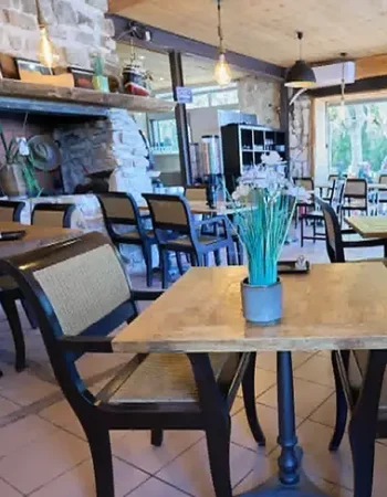 Le Bistrot de la Tour à Port Saint Louis du Rhône : restaurant, bar et tabac face à la tour