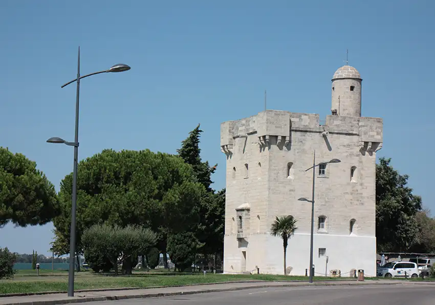 Port Saint Louis du Rhône : histoire du port, du Rhône et de la ville 1 tour-saint-louis-port-saint-louis