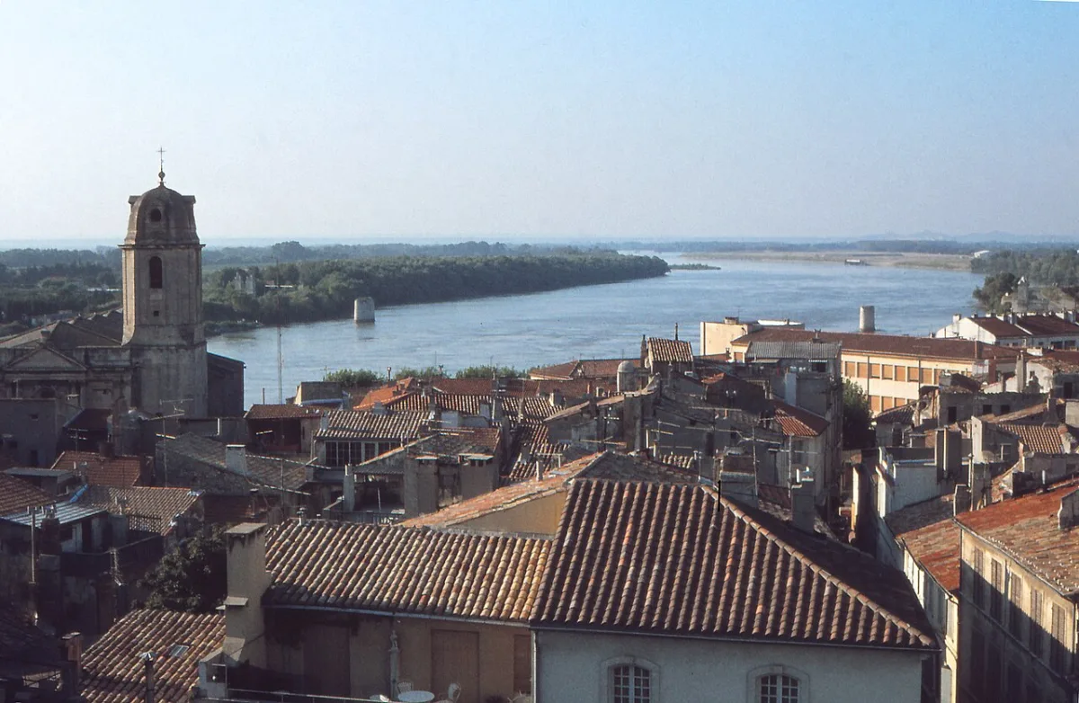 Arles : la Fête des Prémices du riz célèbre la nouvelle récolte camarguaise 1 Les quais du Rhône à Arles, où se déroule une partie de la fête