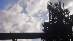 page article raf 5 Homme devant un haut fourneau de la zone industrielle de Fos-sur-Mer