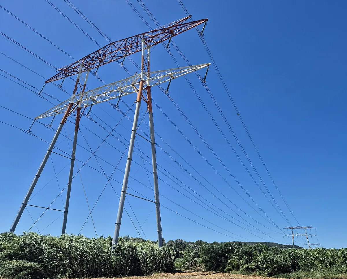 Ligne THT Fos-Jonquières : après la mobilisation d'Arles, la justice impose une médiation à RTE 1 Un pylône de ligne à très haute tension, comme ceux prévus sur le tracé Jonquières-Fos (illustration)