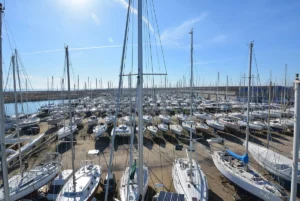 page article raf 4 Le port à sec Navy Service à Port-Saint-Louis-du-Rhône, où sont entretenus des bateaux de plaisance