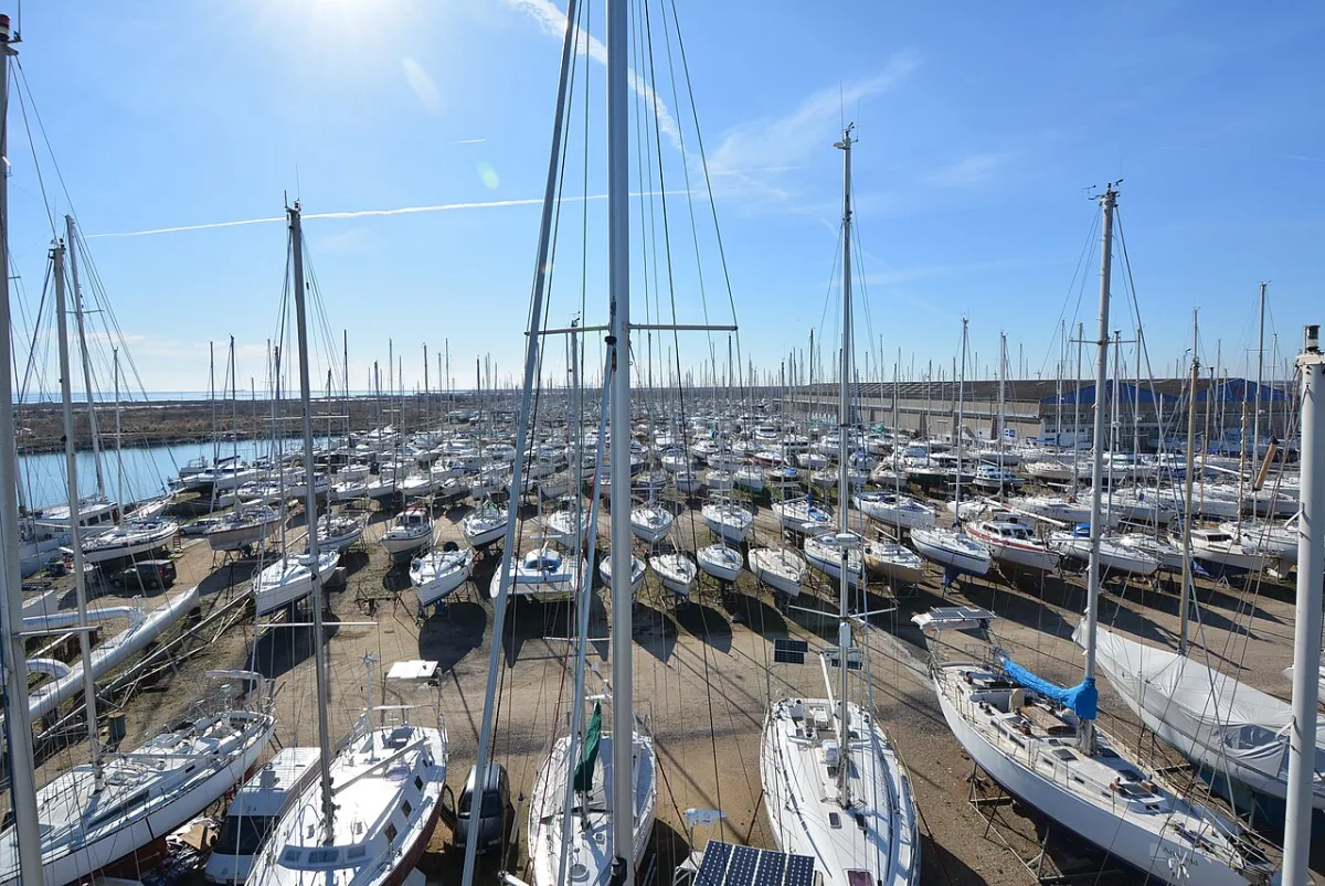 Le port à sec Navy Service à Port-Saint-Louis-du-Rhône, où sont entretenus des bateaux de plaisance