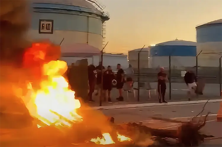 Fos-sur-Mer : des pêcheurs bloquent un dépôt pétrolier, le blocage levé dans la matinée 1 pecheur-fos-manifestation