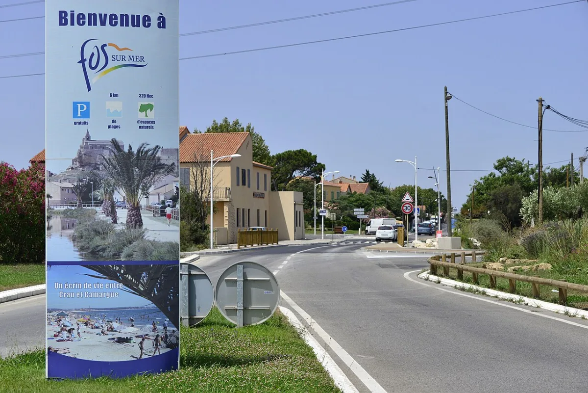 Le Gabian : Port Saint Louis du Rhone, Annuaire des Commerçants & Artisans en Camargue Provençale 2 Vue de Fos-sur-Mer depuis la mer