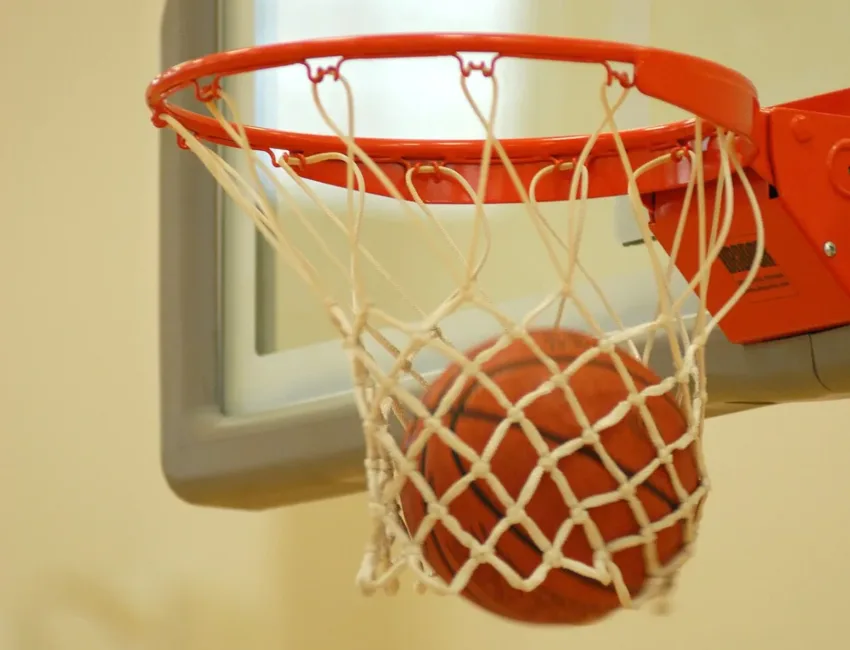 Ballon de basket dans l'arceau : illustration pour les BYers de Fos-sur-Mer