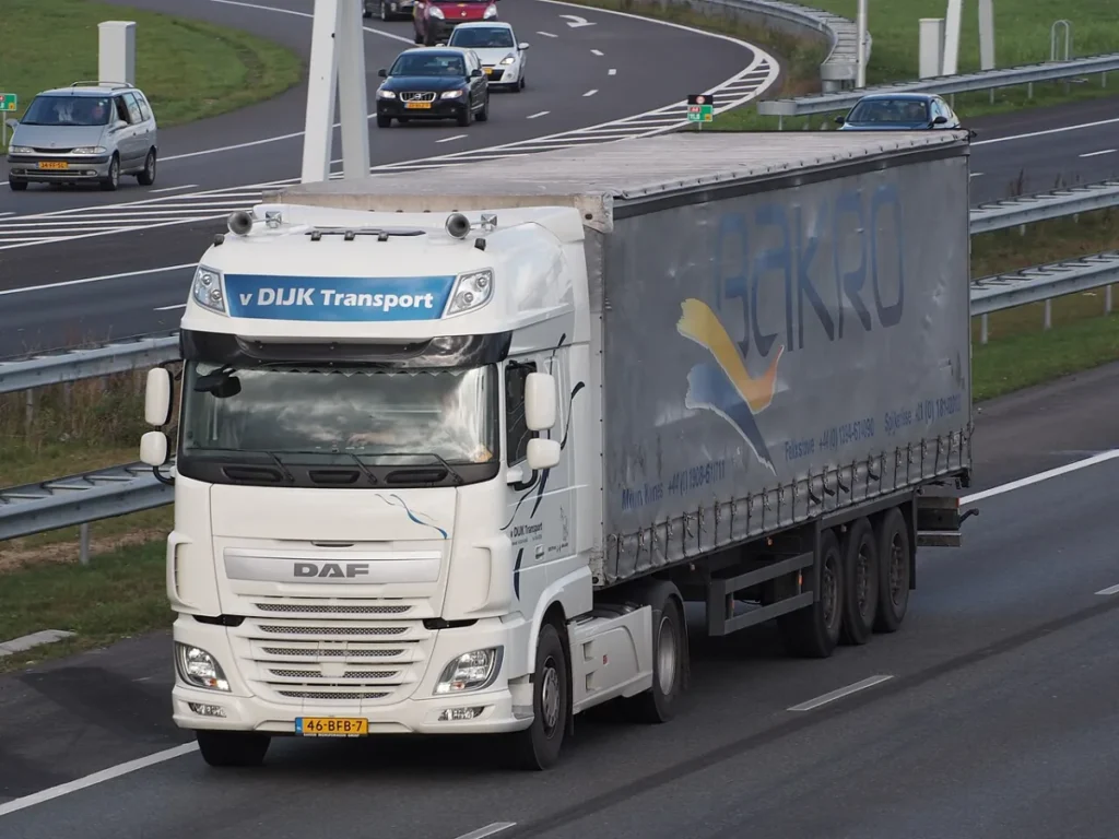 Un ensemble routier semi-remorque bâché en circulation (photo d'illustration)