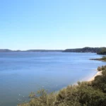 Vue de l'étang de Berre depuis le square du Temps qui Passe, à Istres