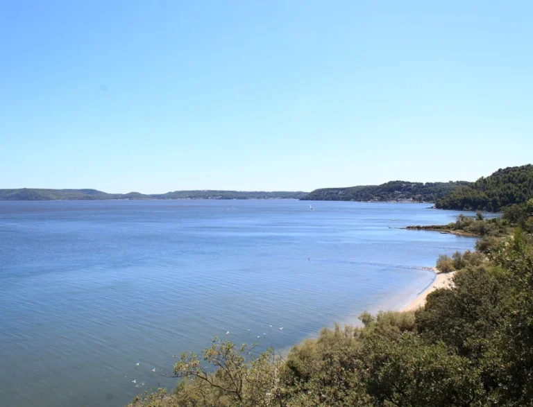 Vue de l'étang de Berre depuis le square du Temps qui Passe, à Istres