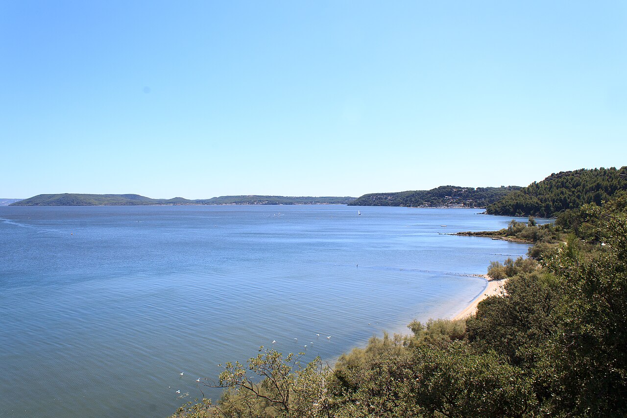 Vue de l'étang de Berre depuis le square du Temps qui Passe, à Istres