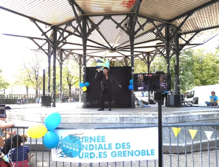 Assistance échangeant en langue des signes lors de la Journée mondiale des sourds, un rendez-vous de la culture sourde