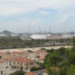 Les quartiers de Fos-sur-Mer et la zone industrielle en arrière-plan