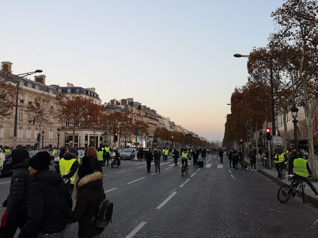 Gilets jaunes, lycéens, CGT : les rassemblements annoncés samedi 17 octobre autour de l'étang de Berre 1 Manifestants en gilet jaune sur l'avenue des Champs-Élysées à Paris, le 17 novembre 2018