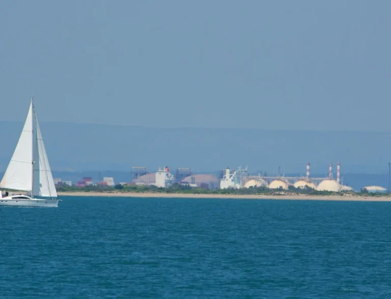 Le littoral industrialisé de Fos-sur-Mer, où les projets GravitHy et H4 prévoient leurs usines