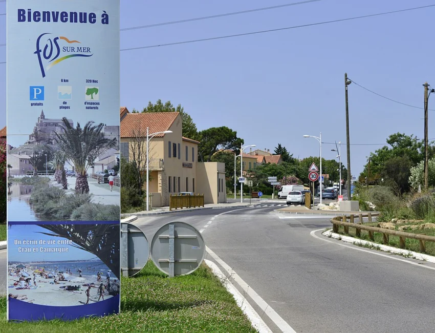GravitHy et H4 Marseille Fos retenus par l'Europe : deux usines bas carbone à l'horizon 2031-2032 2 Entrée de ville sud de Fos-sur-Mer depuis la mer