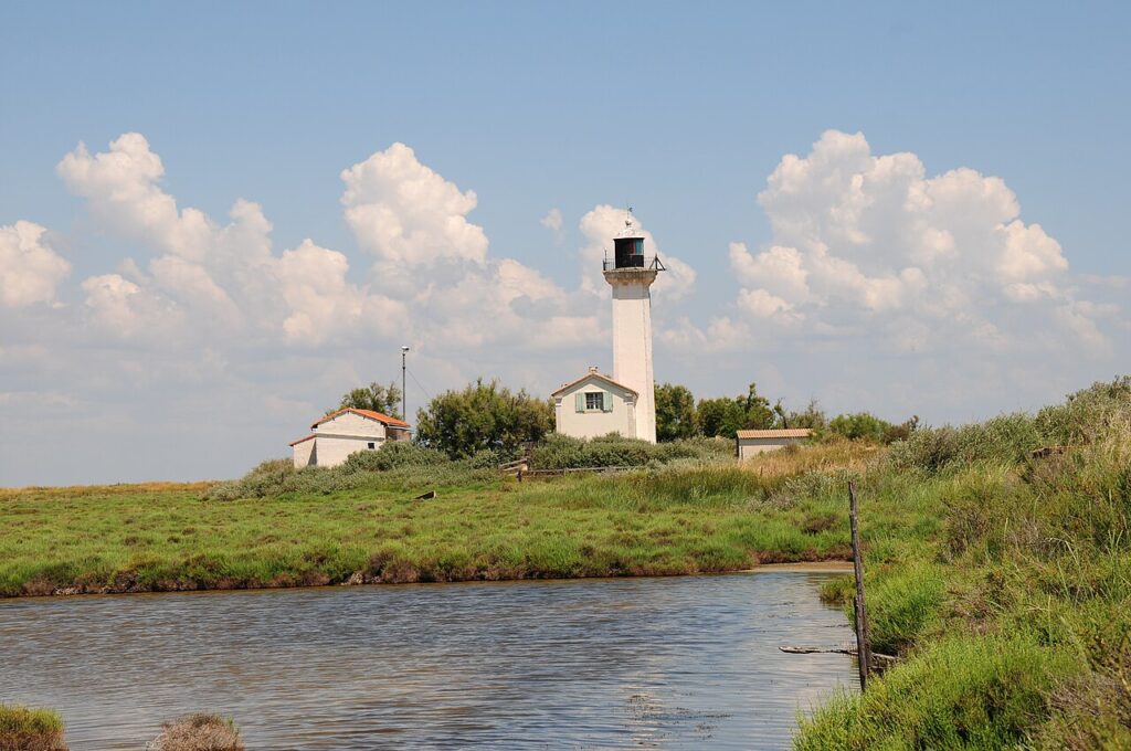 La Camargue depuis Port-Saint-Louis-du-Rhône : flamants roses, salins et digues 5 Le phare de la Gacholle, poste d'observation des oiseaux sur la digue à la mer, aux Saintes-Maries-de-la-Mer