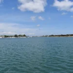 Le port de plaisance de Port-Saint-Louis-du-Rhône, avec ses pontons et les bateaux amarrés devant la ville