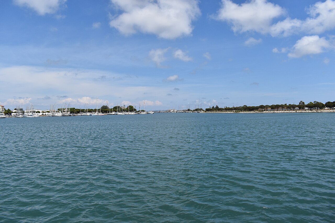 Le Gabian : Port Saint Louis du Rhone, Annuaire des Commerçants & Artisans en Camargue Provençale 2 Le port de plaisance de Port-Saint-Louis-du-Rhône, avec ses pontons et les bateaux amarrés devant la ville