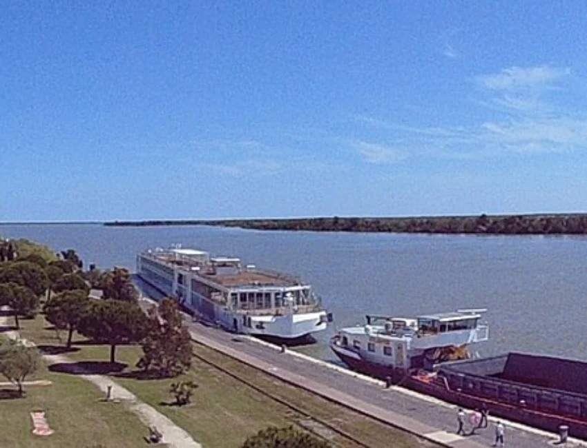 Digues du Grand Rhône : 45 millions d'euros pour protéger Port-Saint-Louis et Salin-de-Giraud 1 Vue de Port-Saint-Louis-du-Rhône, où la récolte des coquillages de l'anse de Carteau Sud est suspendue