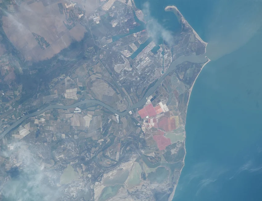 Crue du Rhône : le delta et l'embouchure du fleuve vus depuis l'espace